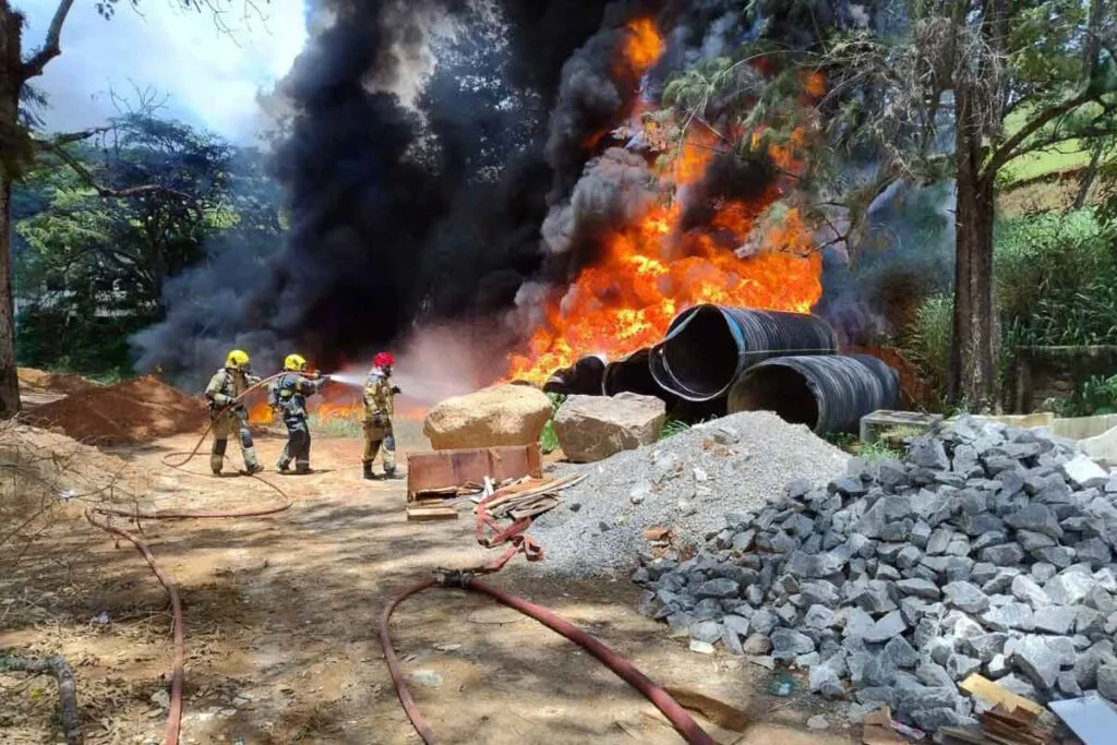 Canos pegam fogo em obra de drenagem da Prefeitura de Juiz de Fora