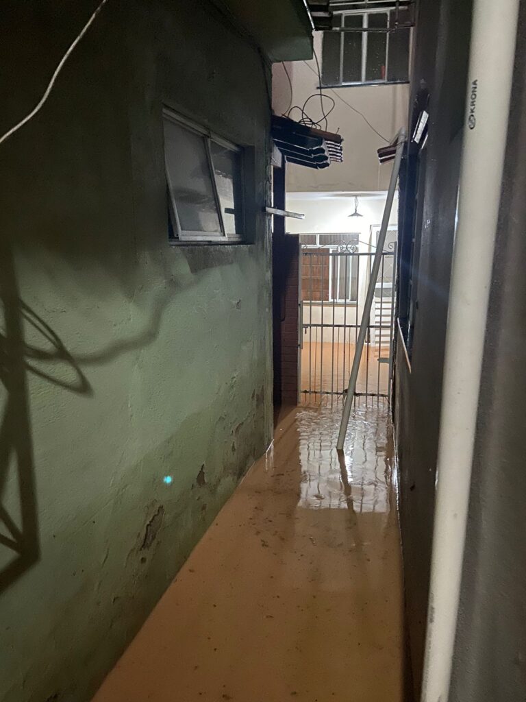 Muro rompe com acúmulo de chuva e inunda nove casas em Barbacena 4