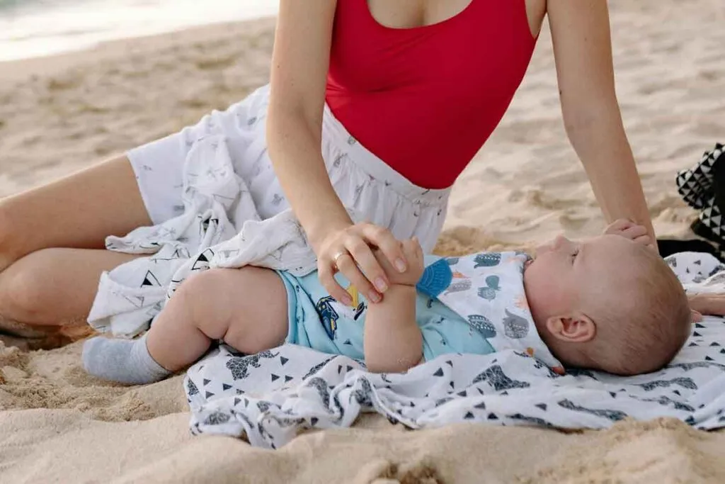 bebe na praia