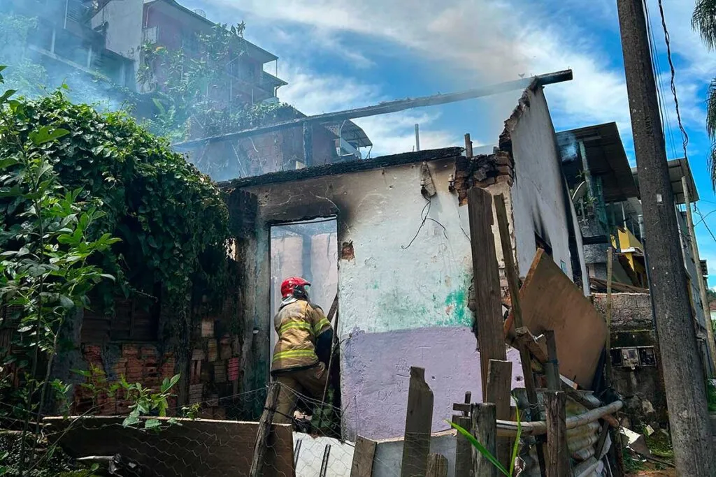 casa incendiada santos dumont by bombeiros