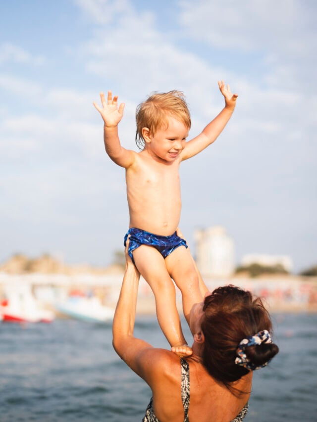 Primeira vez na praia com o bebê? Confira dicas essenciais