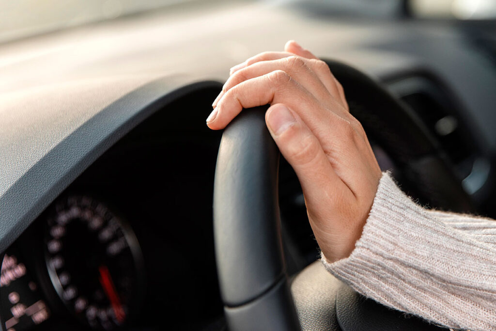 Último dia de inscrições para o prêmio Motorista e Motociclista Padrão 2025 1 mao motorista volante by freepik
