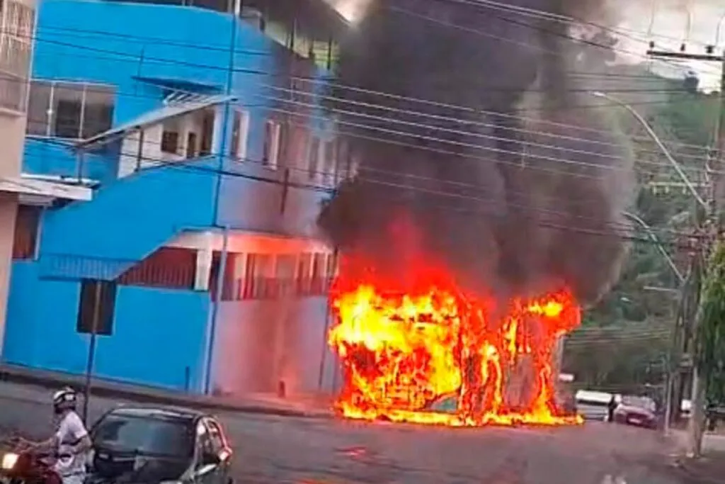 onibus incendio nossa senhora das gracas foto bombeiros