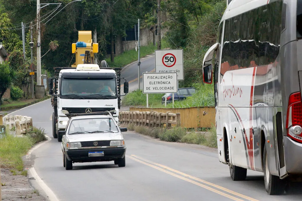 Ponte estreita no Bairro Retiro é ponto crítico da BR-267 há 3 anos