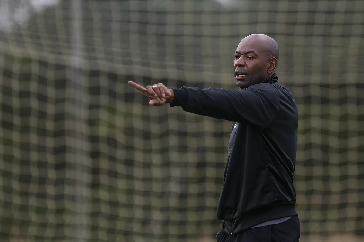 Botafogo anuncia retorno de Cláudio Caçapa como técnico interino