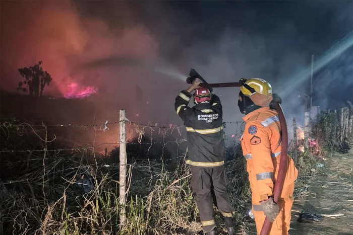 Bombeiros combatem tres focos de incendios em Juiz de Fora