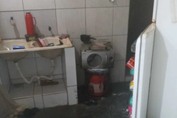 Explosao em cozinha causa incendio e deixa homem com queimaduras no Sao Pedro