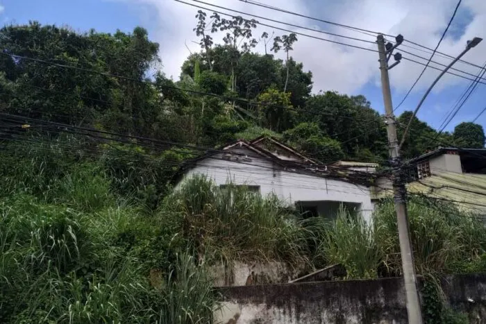 Falta de manutencao em imovel persiste na Rua Antonio Passarela