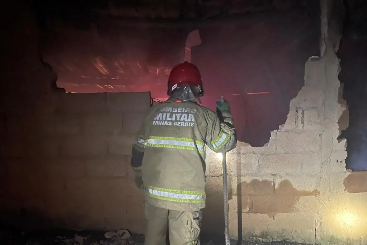 Fortes ventos provocam incêndio que destrói galpão de fábrica na BR-267