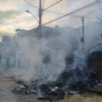 Incendio criminoso em amontoado de lixo ameaca residencia em Barbacena