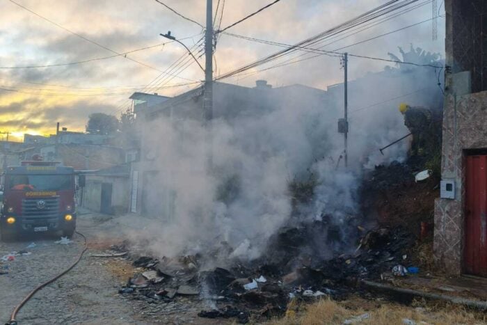 Incendio criminoso em amontoado de lixo ameaca residencia em Barbacena