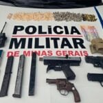 Facções cariocas em JF e na Zona da Mata: operação resulta em 75 prisões e apreensão de veículos, armas, granada, quase 600 pinos de cocaína e R$ 24 mil