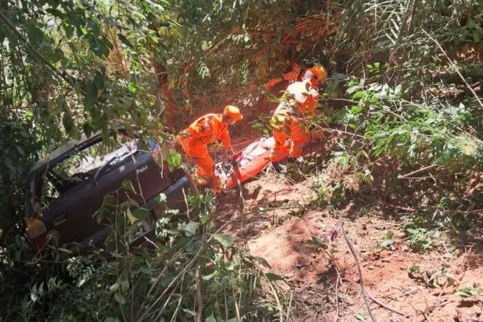 Mulher fica ferida após capotar com carro próximo a Miradouro