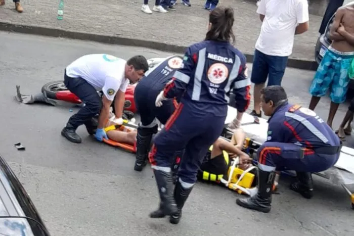 Acidente entre moto e carro afeta trânsito no Morro da Glória