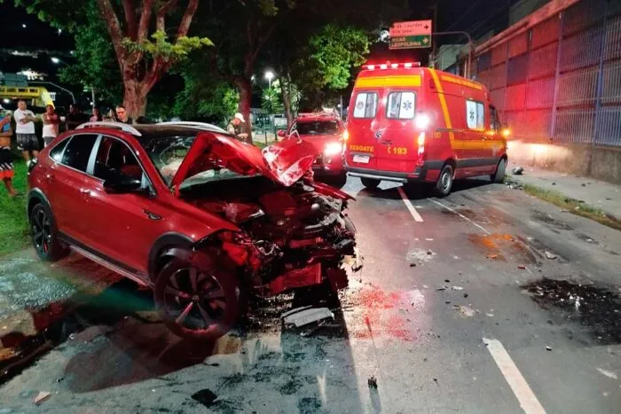 Três ficam feridos após batida em poste na Avenida Brasil