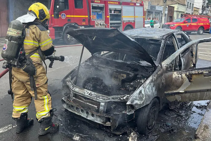 Carro pega fogo no Santa Terezinha