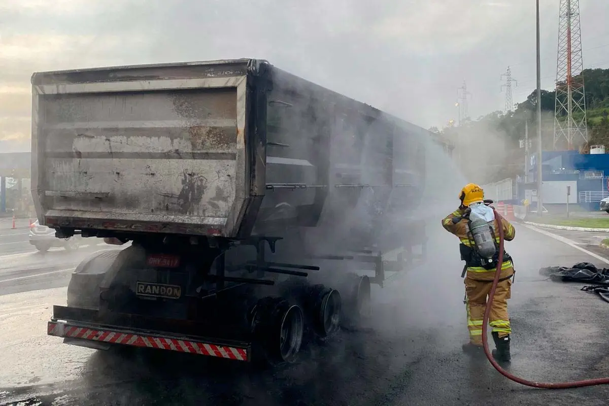 br 040 incendio carreta foto bombeiros 2