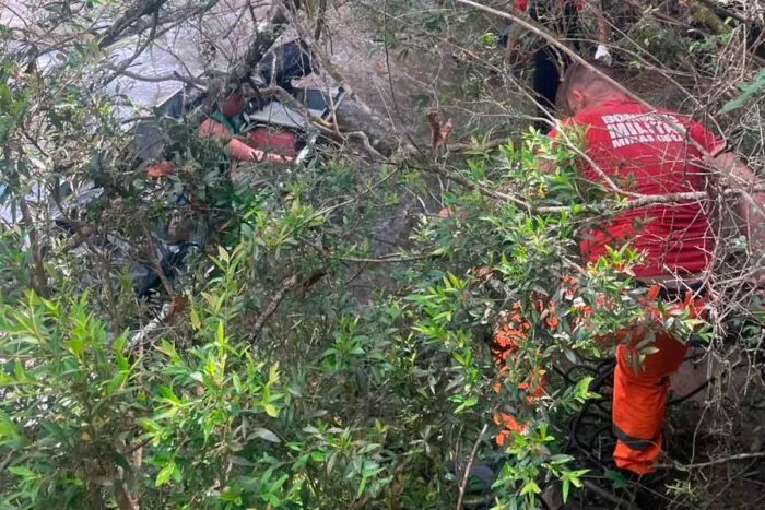 corpo jovem encontrad bombeiros