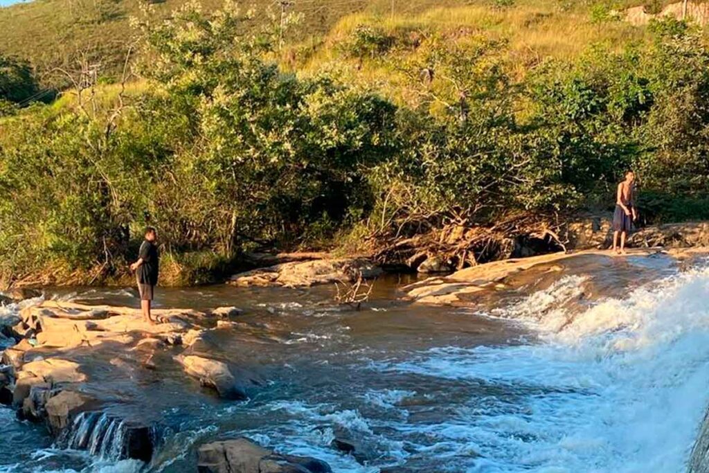 jovens ilhados cachoeira bombeiros