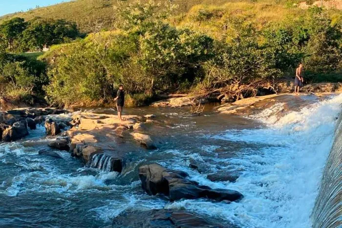 Jovens ilhados no Rio das Mortes