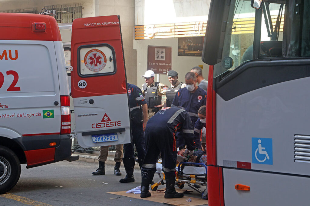 Mulher é atropelada por ônibus na Av. Rio Branco