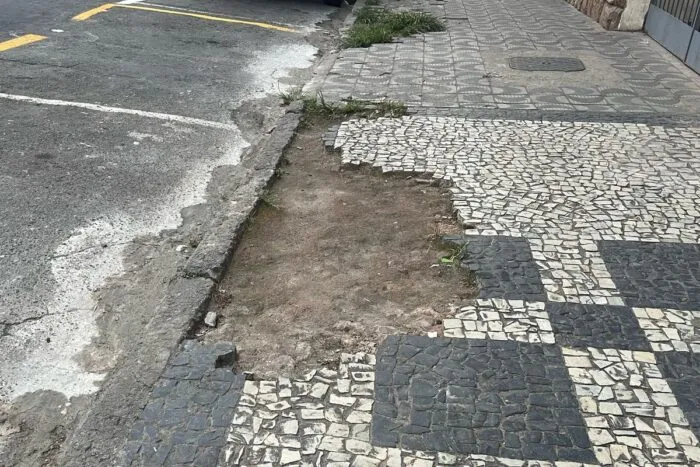 Buraco em calcada na Rua Coronel Pacheco oferece risco aos pedestres