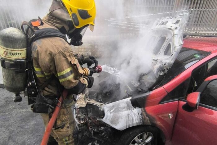 Falha mecânica faz carro pegar fogo no Centro