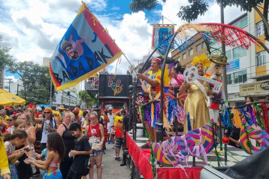 Público sente a ‘presença’ de Zé Kodak em desfile da Banda Daki 16 banda daki