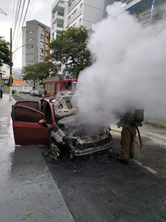 Falha mecânica faz carro pegar fogo no Centro