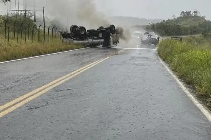 carro pega fogo em acidente na MG-353