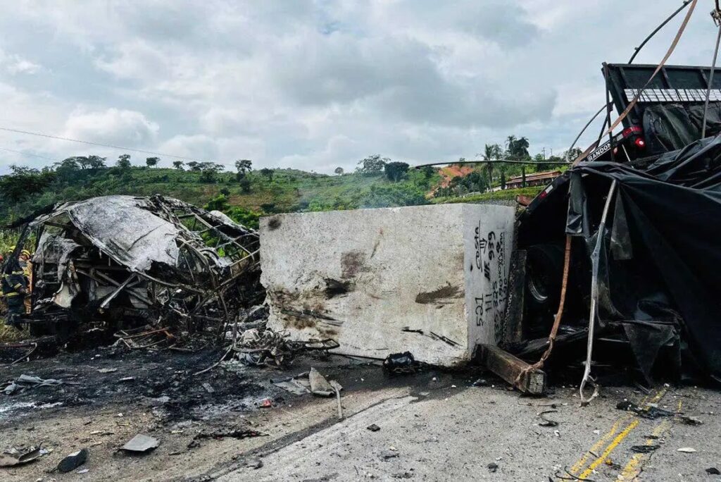 acidente onibus BR 116 Corpo de Bombeiros