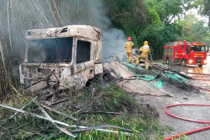 caminhao incendio br 040 by bombeiros editada