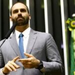 Eduardo Bolsonaro se licencia do cargo de deputado federal para continuar nos EUA