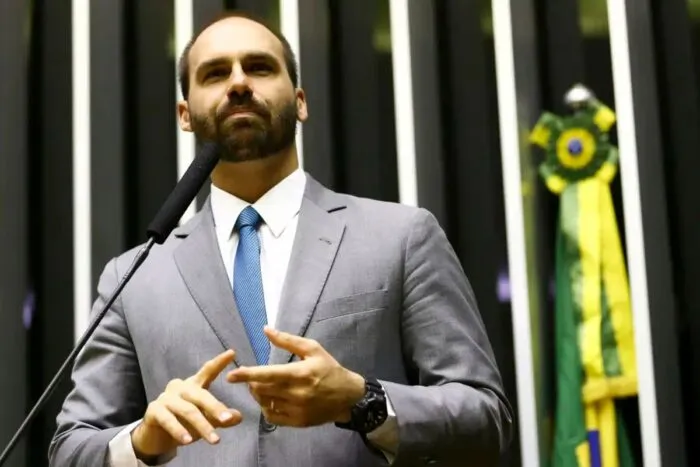 Eduardo Bolsonaro se licencia do cargo de deputado federal para continuar nos EUA