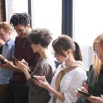 Internet nas escolas: acesso de 9 a 17 anos cai para 37% em 2025 2 jovem celular pexels