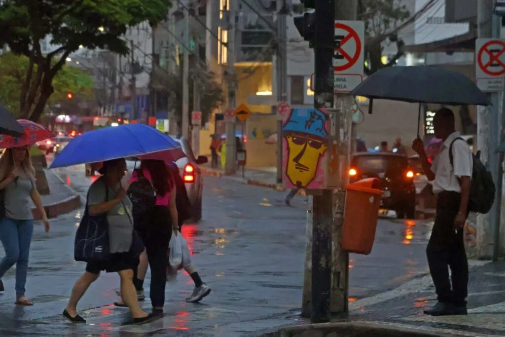 Semana começa com alerta de chuvas intensas em Juiz de Fora