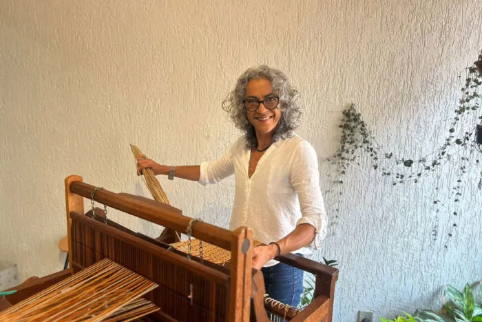 Conheça Érika Senra: mestre do tear secular e papeleira desde os anos 1990 7 Érika Senra