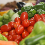 Preço do tomate sobe 32% e pressiona inflação em abril 20 Preço do tomate aumenta 32%, sozinho ele respondeu por 18,6% da alta na inflação.