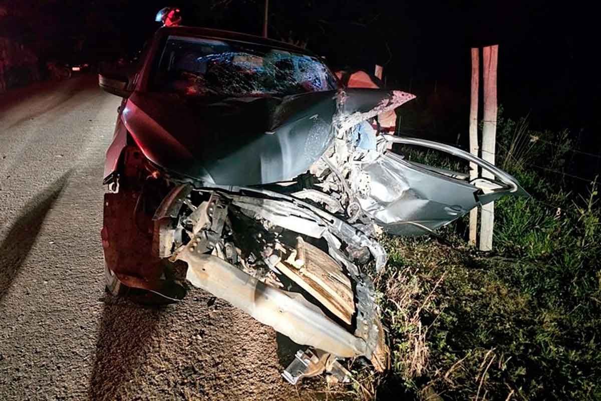 Colisão entre veículos deixa um morto e um ferido 2 colisao amg 0515 santana de cataguases foto Radio Muriae