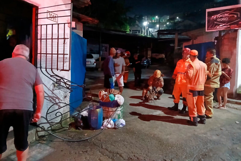 Casa pega fogo na Serra dos Bandeirantes e cão que estava no imóvel é resgatado pelos Bombeiros