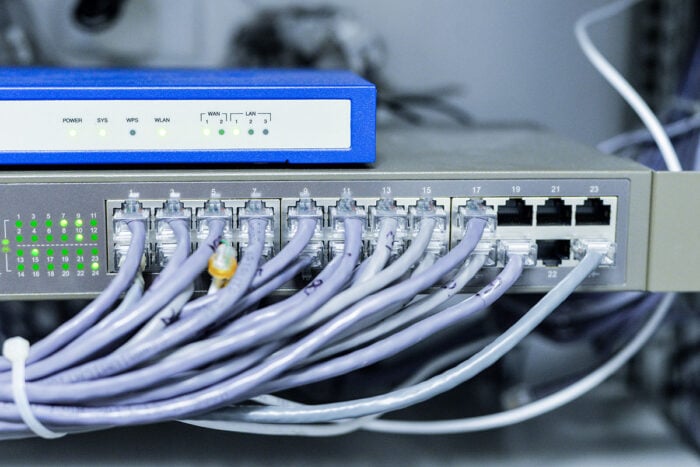 Empresa de telecomunicação é condenada a indenizar motociclista que se acidentou com cabo solto internet