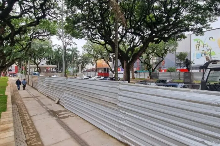 Vereadora aciona Ministério Público para embargar obras na Praça Clodesmidt Riani 2 Vereadora aciona MP para embargar obras no Praça Clodesmidt Riani