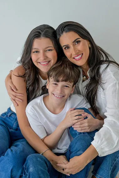 Coluna Cesar Romero – 11 e 12 de maio de 2025 12 12 RACHEL Bittencourt e MARIA FERNANDA e JOAO PEDRO