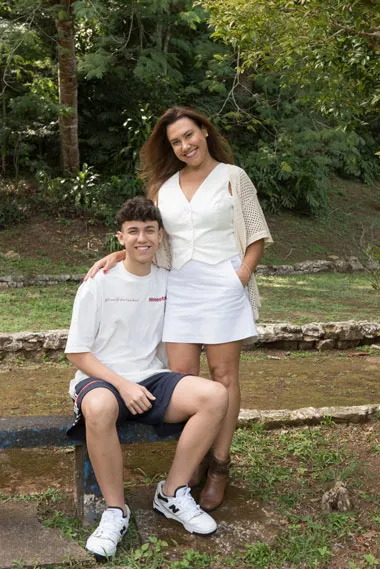 Coluna Cesar Romero – 11 e 12 de maio de 2025 18 19 Karla Santoro com seu filho Miguel Santoro