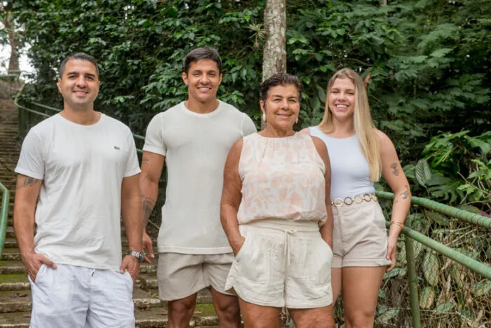Coluna Cesar Romero – 11 e 12 de maio de 2025 19 20 Ligia Secadio com seus filhos Caio Aulos e Diana