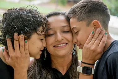 Coluna Cesar Romero – 11 e 12 de maio de 2025 24 25 Jessica Rodrigues com seus filhos Heitor e Miguel