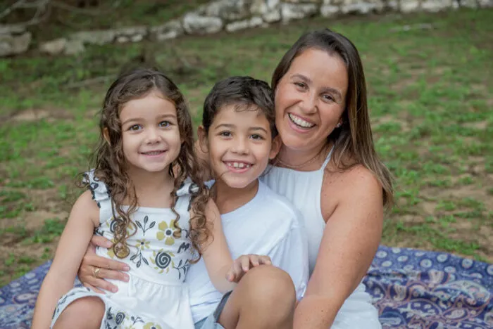 Coluna Cesar Romero – 11 e 12 de maio de 2025 29 30 Marcela Garcia com seus filhos Lara e Caio