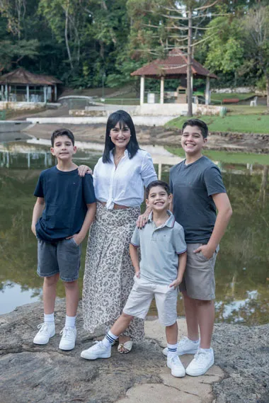 Coluna Cesar Romero – 11 e 12 de maio de 2025 32 33 Juliana Felix com seus filhos Rafael Guilherme e Mateus