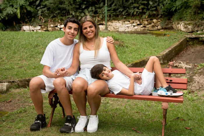 Coluna Cesar Romero – 11 e 12 de maio de 2025 34 35 Bruna Lage com os filhos Matheus e Joao