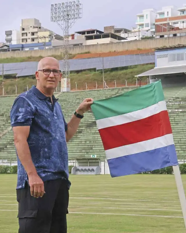 Vida dedicada ao esporte juiz-forano: Tadeu Henriques carrega a história do estádio e do ginásio municipais 1 ANIVERSARIO DA CIDADE TADEU HENRIQUES ESTADIO E GINASIO MUNICIPAL FOTO LEONARDO COSTA 006